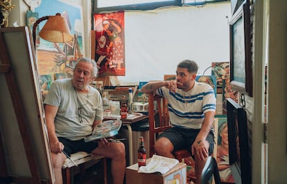 El rapero Delaossa con su padre, el pintor malagueño Josenrique.