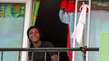 En el barrio popular de "la Comuna", en Quito, los y las vecinas han colocado una bandera blanca en los balcones para pedir comida a las autoridades locales. El confinamiento y el distanciamiento social está afectando a aquellas comunidades que precisan del trabajo diario para acceder a alimentos.