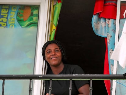 En el barrio popular de "la Comuna", en Quito, los y las vecinas han colocado una bandera blanca en los balcones para pedir comida a las autoridades locales. El confinamiento y el distanciamiento social está afectando a aquellas comunidades que precisan del trabajo diario para acceder a alimentos.
