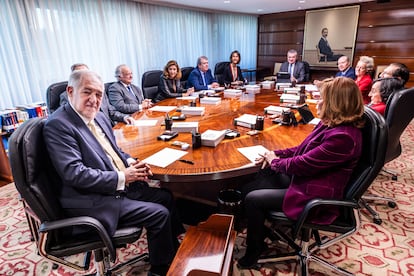 Cándido Conde-Pumpido, en primer término, preside el pleno del Tribunal Constitucional, en Madrid.