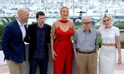 Corey Stoll, Jesse Eisenberg, Blake Lively, Woody Allen e Kristen Stewart em foto durante a apresentação de 'Cafe Society' na 69° edição do Festival de Cannes.