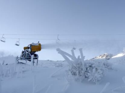 Uno de los 60 ca&ntilde;ones que desde este mi&eacute;rcoles producen nieve artificial. 