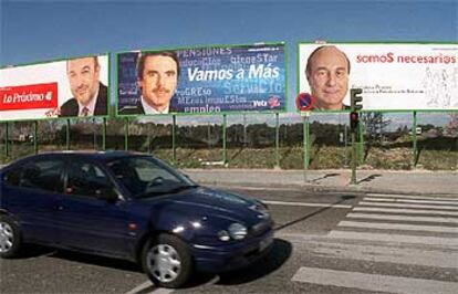 Carteles electorales de los comicios generales de 2000, con los candidatos Almunia, Aznar y Frutos.

.