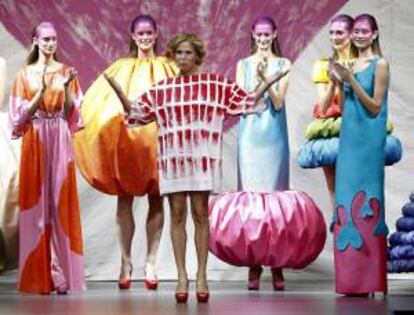 La diseñadora Agatha Ruiz de la Prada al termino del desfile de presentación de su colección para la primavera-verano 2014. EFE/Archivo