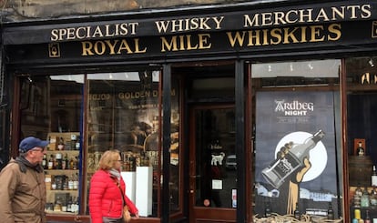 Tienda de whisky en Edimburgo, Escocia. 