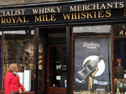 Tienda de whisky en Edimburgo, Escocia. 