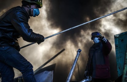 Unos manifestantes construyen una barricada en la plaza de la Independencia de Kiev (Ucrania), 21 de febrero de 2014.