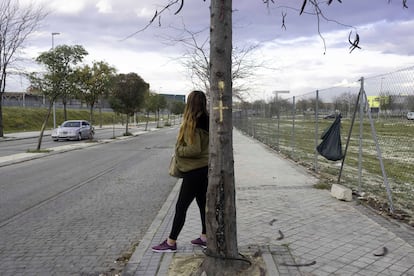 Juanita es peruana y tiene 34 años. Ella no usa silla, está protegida por una cruz religiosa marcada sobre la corteza del tronco del árbol donde se apoya desde hace cuatro años.