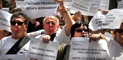 Afectados por la estafa de Forum Filatélico y Afinsa protestan ante el Banco de España en Valencia.