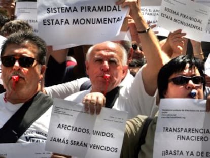 Afectados por la estafa de Forum Filat&eacute;lico y Afinsa protestan ante el Banco de Espa&ntilde;a en Valencia.