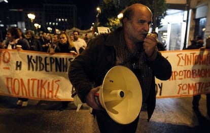 Acto de protesta frente al parlamento griego, durante el debate sobre la moción de confianza del pasado viernes.