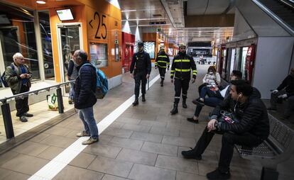 Efectivos de la UME desplegados en la estación de Príncipe Pío, este martes en Madrid. 