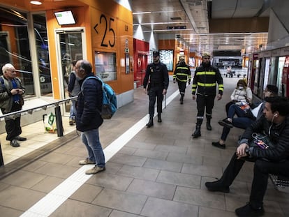 Efectivos de la UME desplegados en la estación de Príncipe Pío, este martes en Madrid. 