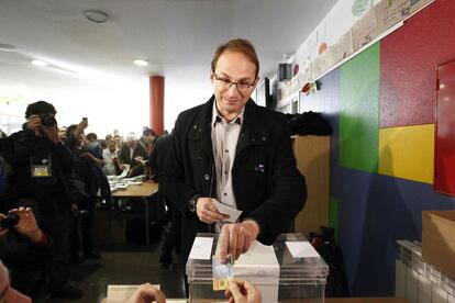 El candidato de ICV-EUiA a la Generalitat, Joan Herrera, ejerce su derecho a voto este mediod&iacute;a en la escuela La Llacuna del barrio barcelon&eacute;s del Poblenou.  