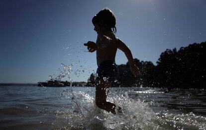 Un niño se da un baño en una playa de A Coruña.