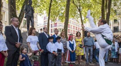 El lehendakari, Ortuzar, Joseba Egibar y los líderes del PNV en la celebración, junto a la estatua de Sabino Arana