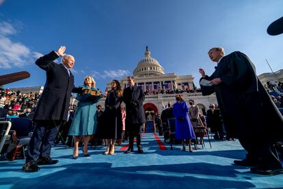 Joe Biden jura el cargo como presidente de Estados Unidos.