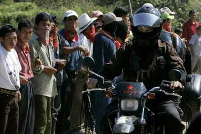 El <i>subcomandante Marcos</i>, a bordo de su moto, ayer en la aldea de La Garrucha.