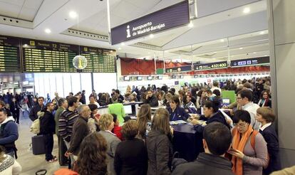 Centenares de personas en la terminal 2 de Barajas, el 4 de diciembre de 2010, tras el cierre del espacio aéreo.