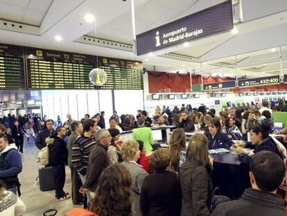 Centenares de personas en la terminal 2 de Barajas, el 4 de diciembre de 2010, tras el cierre del espacio aéreo.
