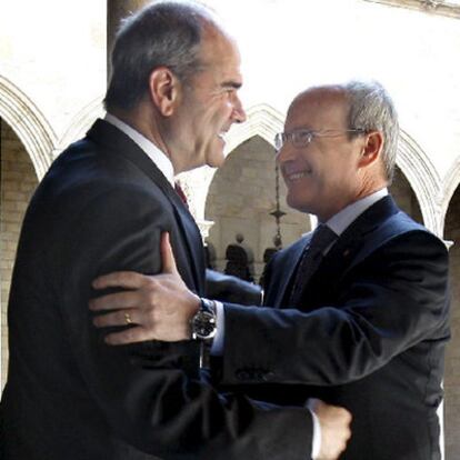 Los dos mandatarios se abrazan en la sede del Gobierno catalán