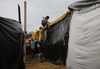 La pasada semana miles de personas del movimiento se reunieron a las puertas del Concejo Municipal de Sao Paulo para exigir la aprobación del nuevo Plan Director de la ciudad, que prevé la creación de nuevas áreas para la construcción de viviendas populares. En la imagen, una familia trabaja en la construcción de su vivienda en Sao Paulo (Brasil).