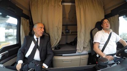 El presidente portugués, Marcelo Rebelo de Sousa (derecha), junto a un camionero este jueves.