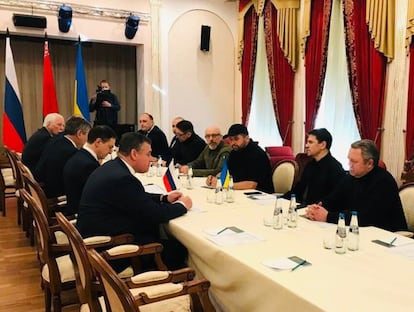 Las delegaciones negociadoras de Rusia y Ucrania, en la región de Gomel, en Bielorrusia.