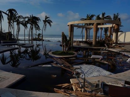 La alberca de un hotel afectado por el paso del huracán 'Otis', en Acapulco, el pasado 27 de octubre.