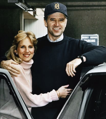 1988 年 2 月 23 日，喬拜登和他的妻子吉爾拜登在接受動脈瘤手術後。