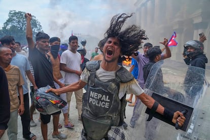 Un manifestante con el uniforme de la Policía de Nepal  durante la protesta en Katmandú (Nepal), este martes.  