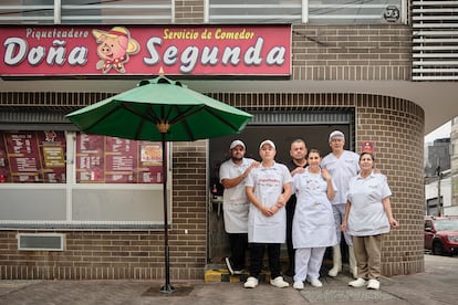 Familia de Doña Segunda en el restaurante. De izquierda a derecha: Sebastián Montaño, Nicolás Caro, Mercedes Guarin, Miguel Velásquez, Alexander González y Rosa Cubaque.