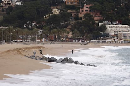 Los fuertes vientos hacen desaparecer parte de la playa de Lloret de Mar (Girona).