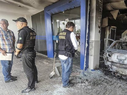 Policías recogen pruebas de una de las explosiones en Fortaleza.