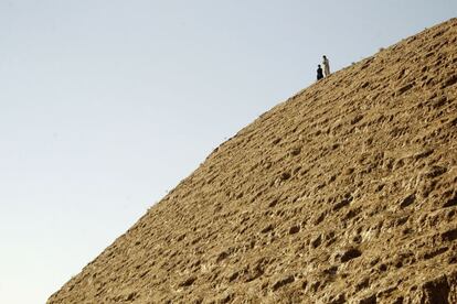 Dos jóvenes afganos sobre una loma en la Ruta Lithium.