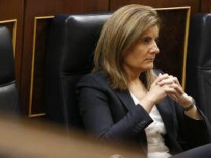 La ministra de Empleo y Seguridad Social, Fátima Báñez, durante un pleno del Congreso de los Diputados. EFE/Archivo