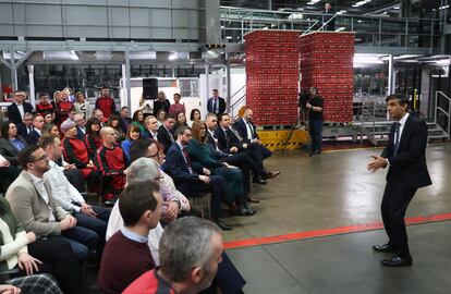 Rishi Sunak, en un encuentro con empresarios de Irlanda del Norte, en Lisburn, el martes.