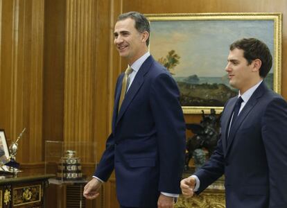 El rey Felipe recibe al presidente de Ciudadanos, Albert Rivera, en el Palacio de la Zarzuela.