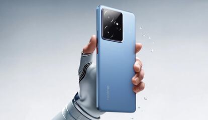 realme GT 7 sujetado en la mano