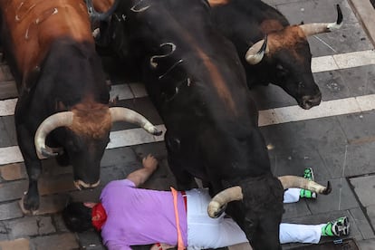 El mismo corredor, en el momento en el que cae al suelo y le pasa por encima el resto de la manada.