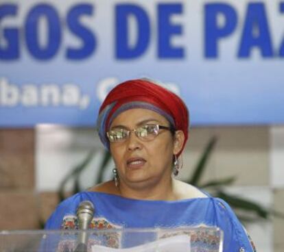 La guerrillera colombiana miembro de las FARC, Victoria Sandino, durante la lectura del comunicado