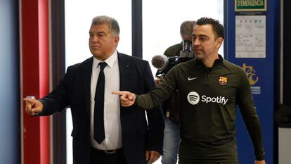 Xavi y Joan Laporta entran a la sala de conferencias de la ciudad deportiva.