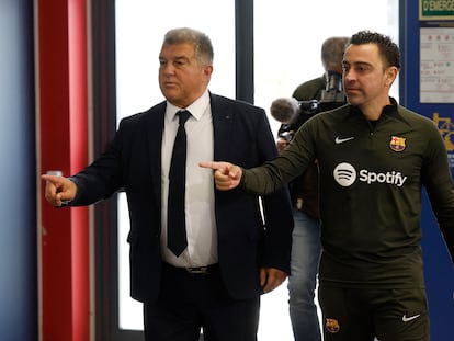 Xavi y Joan Laporta entran a la sala de conferencias de la ciudad deportiva.