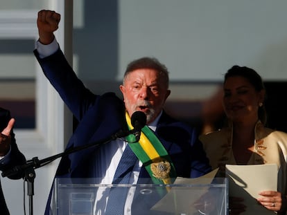 Lula da Silva, presidente de Brasil, durante su discurso frente a una multitud de seguidores en el Palacio de Planalto, en Brasilia (Brasil), el 1 de enero de 2023.
