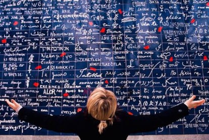 El muro de los <i>Je t'aime, </i>donde se puede leer en decenas de idiomas la frase "te quiero".