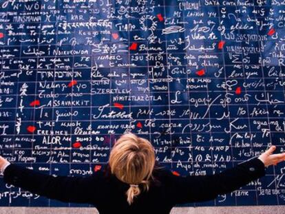 El muro de los 'Je t'aime', donde se puede leer en decenas de idiomas la frase "te quiero".