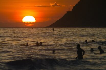 Varias personas disfrutan de la playa de Ipanema (Brasil), en día que Río de Janeiro registró la temperatura más alta del año con una máxima de 42,3 grados centígrados y una sensación térmica que rozó los 50 en la zona oeste de la ciudad.