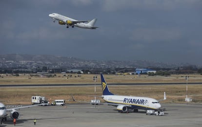 Avión de la compañía aérea Ryanair en el aeropuerto de Valencia.