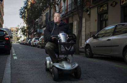 Mariano Pastor en una de las calles de su barrio madrileño, Malasaña. 