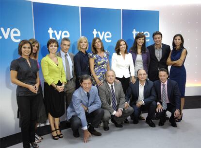 Javier Pons (agachado, segundo por la izquierda) con el equipo de informativos de la cadena pblica.